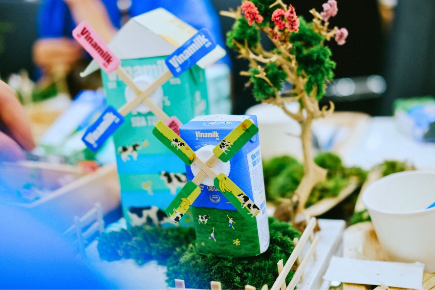 Những chiếc vỏ hộp sữa Vinamilk được “tái sinh” thành những mô hình xinh xắn. Ảnh: Minh Anh