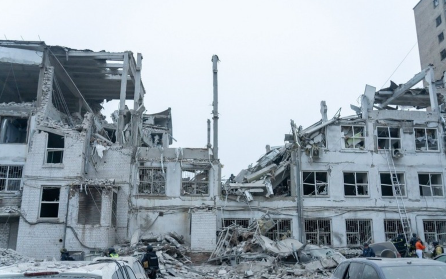 Nhân viên cứu hộ tìm kiếm các nạn nhân trong đống đổ nát của tòa nhà bị trúng tên lửa Nga ở Zaporizhzhia, Ukraine.