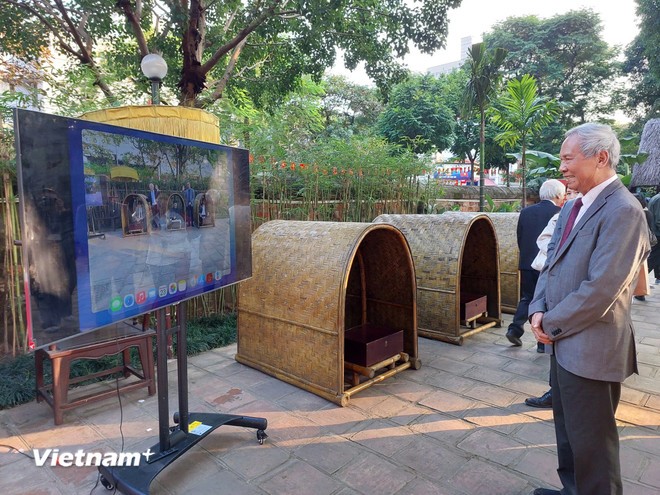 Phó Giáo sư, Tiến sỹ Đỗ Văn Trụ, Chủ tịch Hội Di sản Văn hóa Việt Nam tham quan không gian trải nghiệm. Ảnh: Minh Thu/Vietnam+.