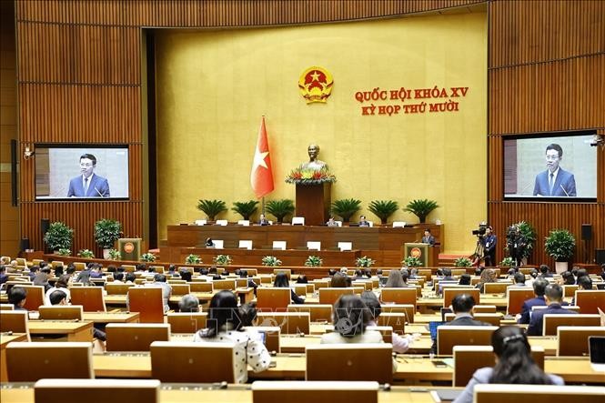 Bộ trưởng Bộ Khoa học và Công nghệ Nguyễn Mạnh Hùng, thừa uỷ quyền của Thủ tướng Chính phủ trình bày Tờ trình dự án Luật Trí tuệ nhân tạo. Ảnh: Doãn Tấn/TTXVN.