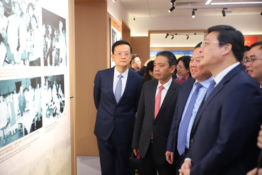Thứ trưởng Hoàng Đạo Cương cùng các đại biểu tham quan triển lãm ảnh "Chủ tịch Hồ Chí Minh với Quảng Tây (Trung Quốc)
