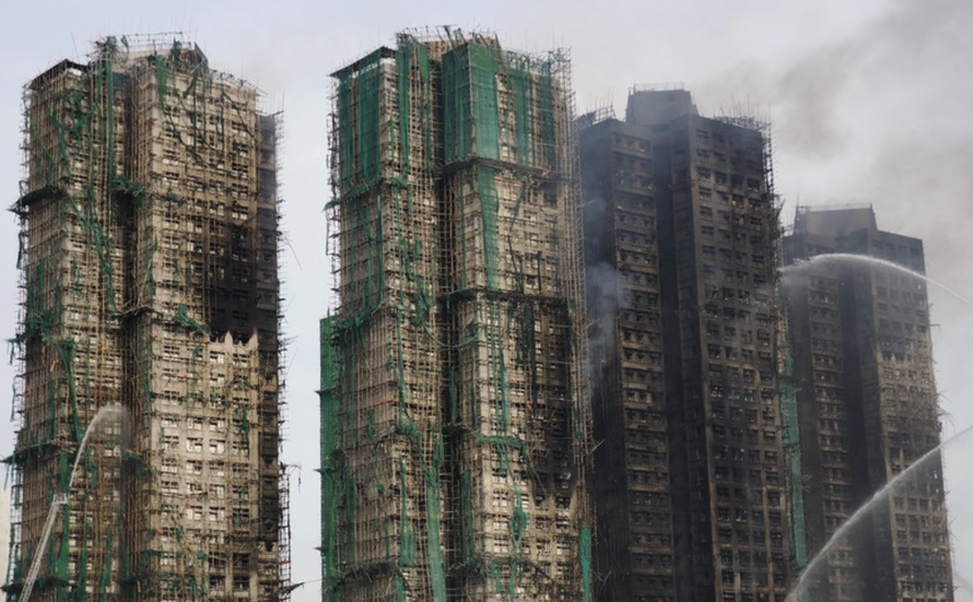 Các tòa chung cư ở khu phức hợp Wang Fuk Court thuộc quận Tai Po, Hong Kong (Trung Quốc) bị thiêu rụi trong vụ hoả hoạn kéo dài hơn 40 giờ, ngày 27/11/2025. 