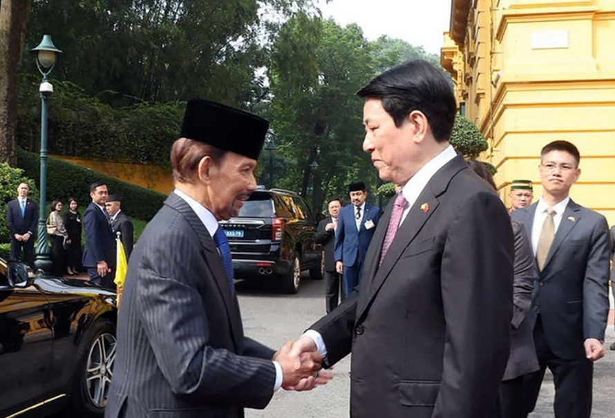 Chủ tịch nước Lương Cường đón Quốc vương Brunei Darussalam Haji Hassanal Bolkiah. 