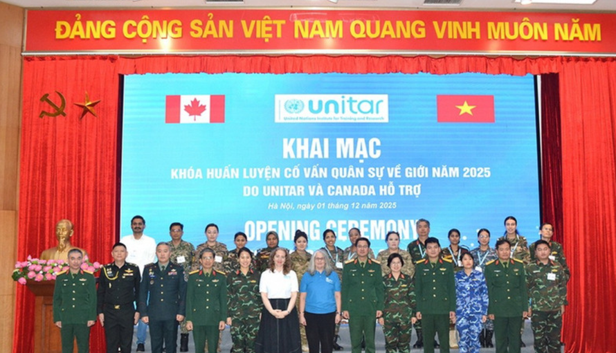 Các đại biểu tham dự khai mạc khóa huấn luyện chụp ảnh chung. 