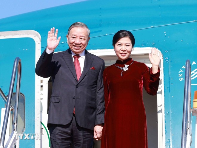 Tổng Bí thư Tô Lâm và Phu nhân tới sân bay quốc tế Wattay, thủ đô Vientiane