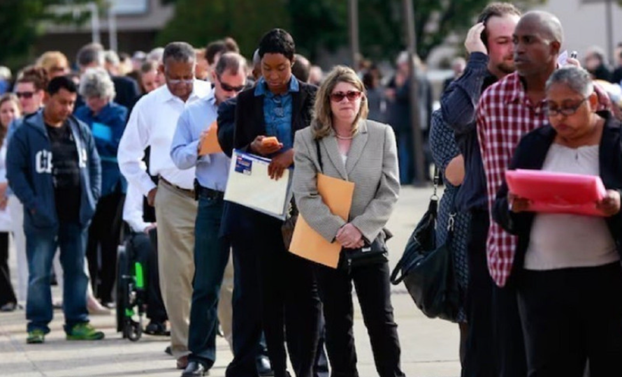 Người lao động xếp hàng chờ xin việc tại Hội chợ việc làm ở Uniondale, New York (Mỹ)