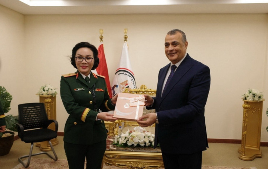 Thiếu tướng Phan Thị Hoài Vân, Phó Chủ nhiệm Tổng cục Công nghiệp Quốc phòng, chào xã giao Bộ trưởng Bộ Sản xuất Quốc phòng Ai Cập Mohamed Salah El-Din Mostafa.