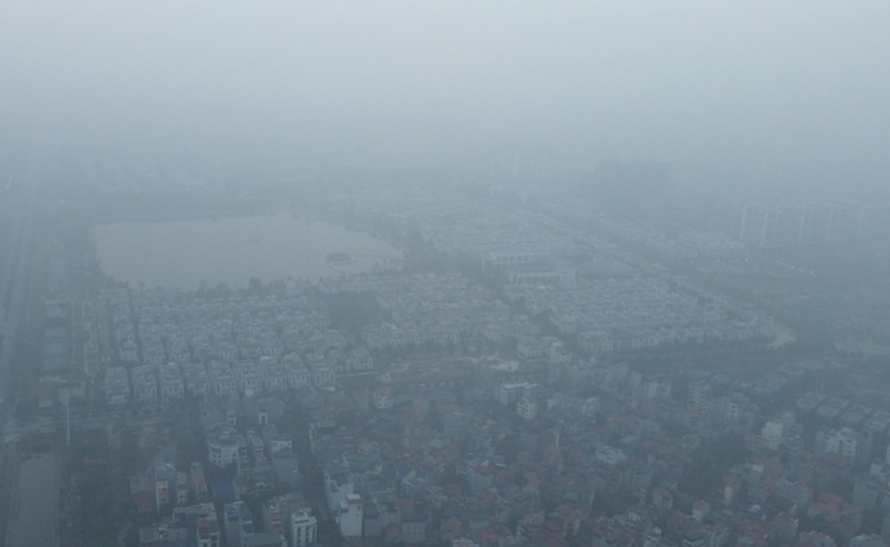 Thủ đô Hà Nội chìm trong bụi mịn và sương mù. 