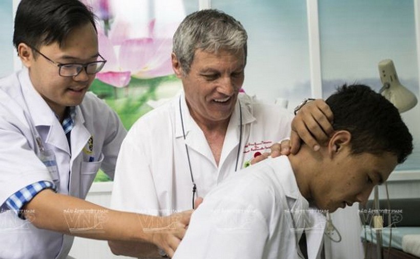 Bác sỹ người Pháp Mezard Marc (giữa) luôn nhiệt tình hướng dẫn các học viên nước ngoài nghiên cứu và thực hành điều trị theo phương pháp y học dân tộc Việt Nam.