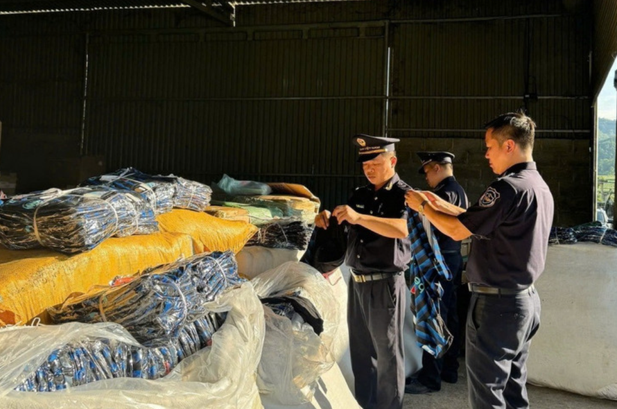 Lực lượng Hải quan kiểm tra lô hàng nhái bị thu giữ