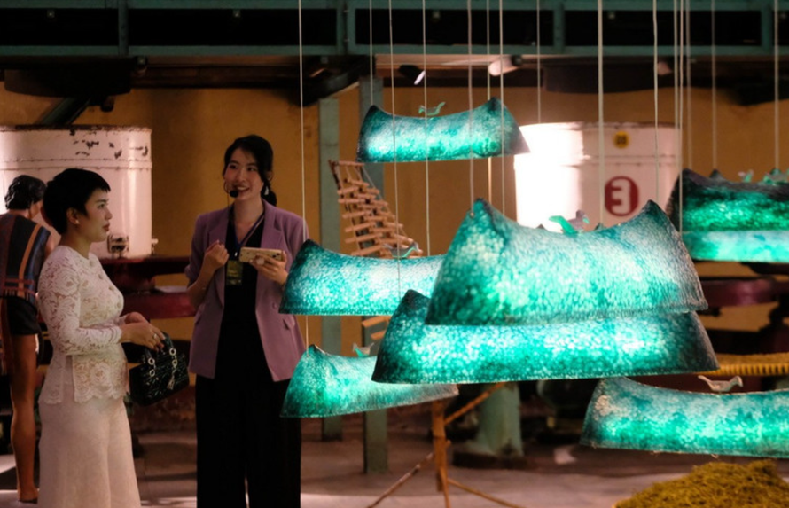 Khán giả tham quan khu vực trưng bày các tác phẩm nghệ thuật về “Hồn đất - Hồn nghề” ở xứ trà B’Lao.