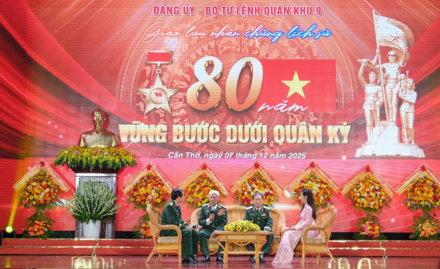 Các khách mời tham gia giao lưu nhân chứng lịch sử với chủ đề “80 năm vững bước dưới Quân kỳ” của Quân khu 9