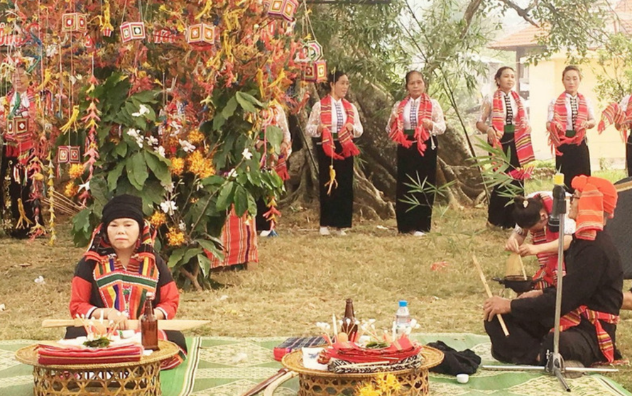 Nghi lễ cầu may mắn tại Lễ hội Hết Chá.