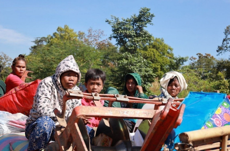 Người dân Campuchia ở tỉnh Preah Vihear, giáp giới với Thái Lan sơ tán tránh xung đột, ngày 8/12/2025