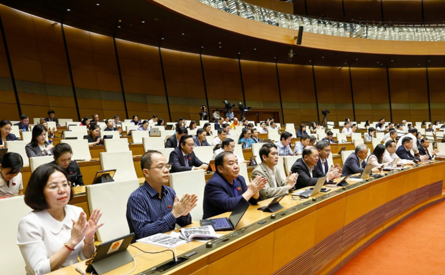 Đại biểu Quốc hội biểu quyết thông qua các luật, nghị quyết. 