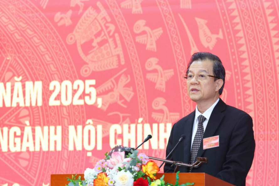 Đồng chí Lê Hồng Quang, Uỷ viên Trung ương Đảng, Phó Trưởng Ban Nội chính Trung ương trình bày báo cáo tổng kết.