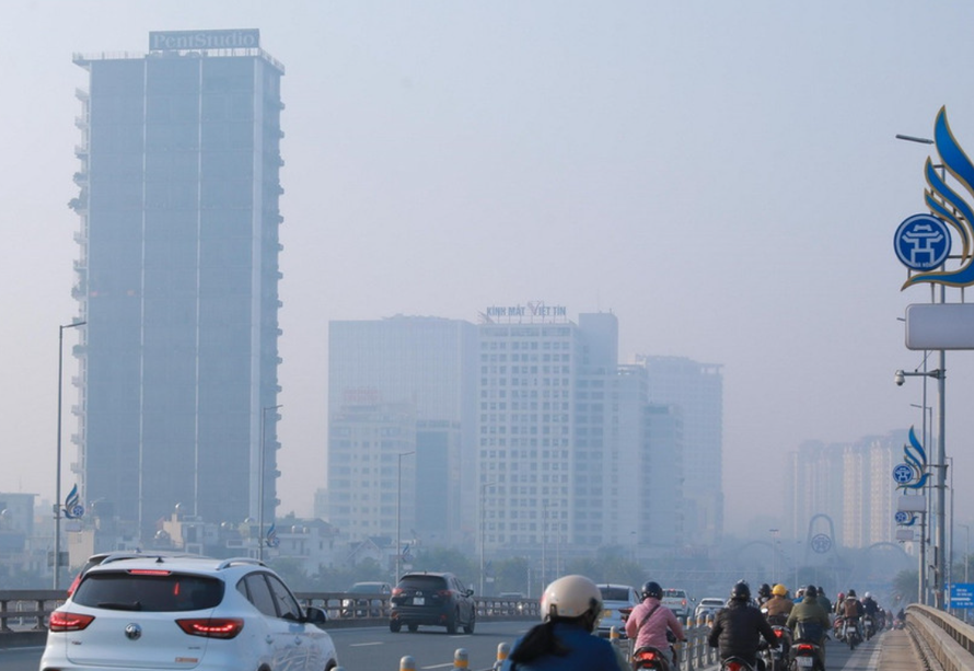 Bụi mịn và sương mù dày đặc gây hạn chế tầm nhìn của các phương tiện lưu thông sáng 10/12/2025. 