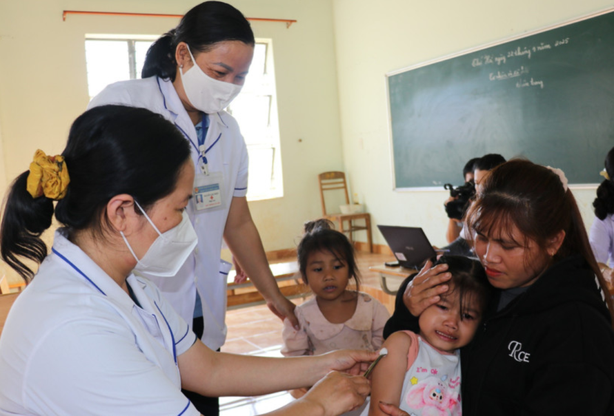 Ttiêm vaccine cho trẻ em tại ấp Mười Mẫu, xã Hưng Phước (Đồng Nai)