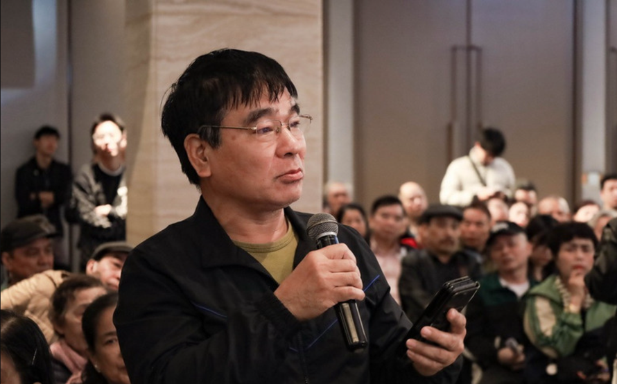 Người dân bị thu hồi đất để thực hiện dự án phát biểu ý kiến. 