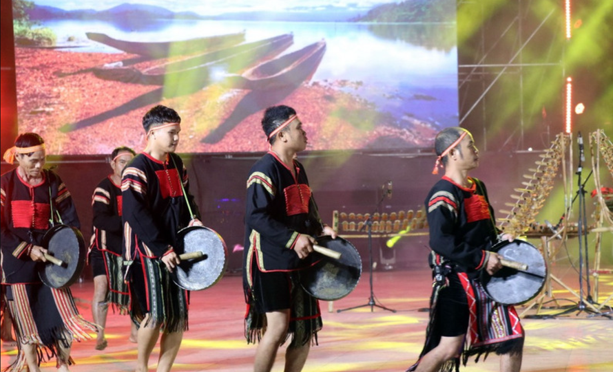 Đội chiêng đến từ các địa phương tỉnh Lâm Đồng biểu diễn tại Đêm hội. 