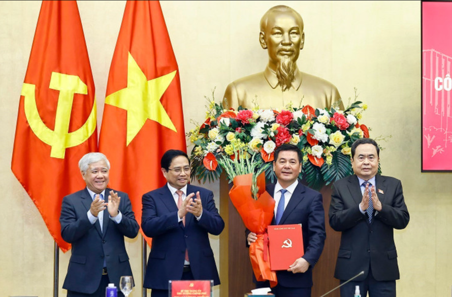 Thủ tướng Phạm Minh Chính và Chủ tịch Quốc hội Trần Thanh Mẫn trao Quyết định và tặng hoa đồng chí Nguyễn Hồng Diên, Ủy viên Trung ương Đảng, Ủy viên Ban Thường vụ Đảng ủy Quốc hội, Phó Bí thư chuyên trách Đảng ủy Quốc hội.