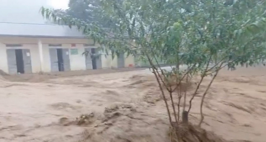 Nước lũ đổ về.