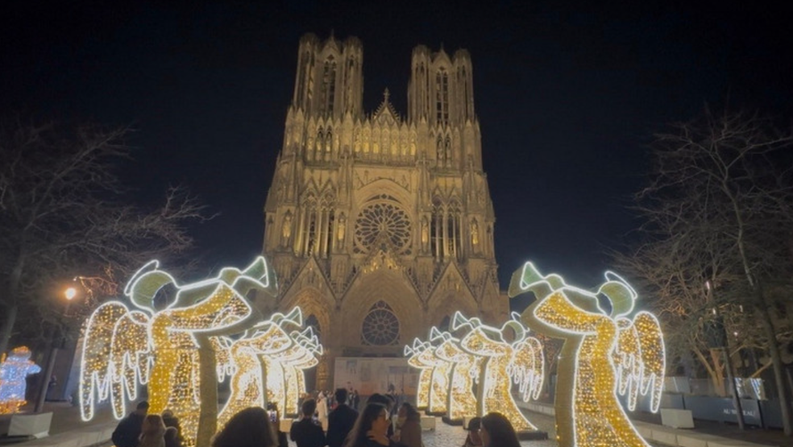Khu vực nhà thờ lớn được thắp sáng dịp Giáng sinh và Năm mới 2025. 
