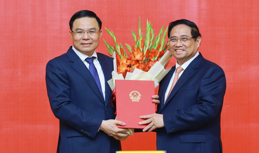 Thủ tướng Phạm Minh Chính trao Quyết định Quyền Bộ trưởng Bộ Công Thương cho ông Lê Mạnh Hùng.
