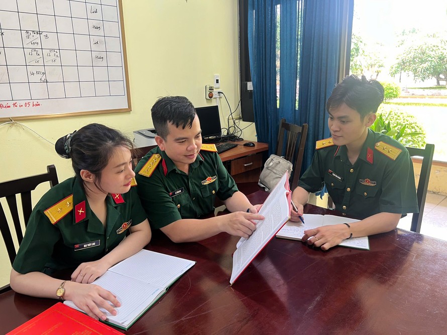 Đại uý, ThS Lê Tuấn Anh (ở giữa) cùng các học viên tại Trường Sĩ quan Lục. (Ảnh: Phương Anh)