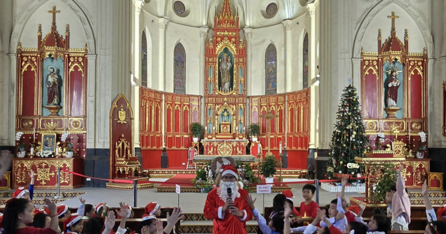 Không khí Giáng sinh bên trong Nhà thờ chính tòa Hải Phòng.