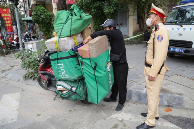 Xử lý nghiêm các shipper chở hàng che khuất biển số “né” camera AI