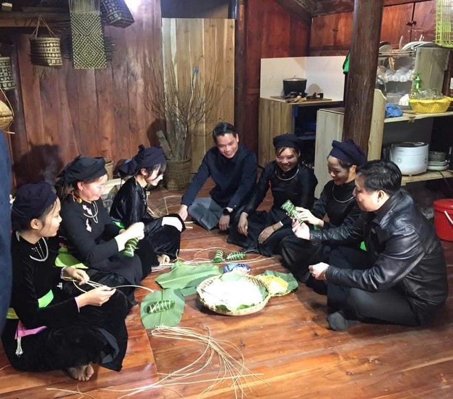 Du khách tập gói bánh truyền thống cùng đồng bào dân tộc Tày tại khu du lịch cộng đồng xã Nghĩa Đô, Lào Cai.