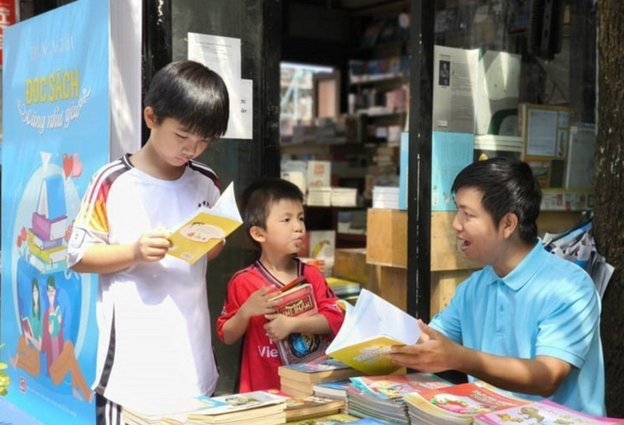 Đường Sách Thành phố Hồ Chí Minh (đường Nguyễn Văn Bình, Quận 1) đi vào hoạt động từ năm 2016, là đường sách đầu tiên được triển khai trên cả nước và là mô hình hiệu quả trong lan tỏa văn hóa đọc tới công chúng, nhất là giới trẻ (2024).