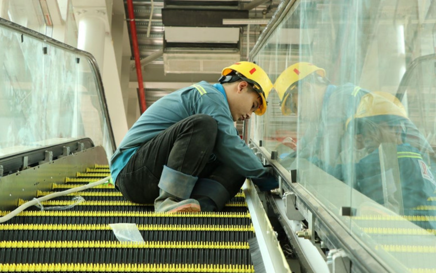 Công nhân hoàn thiện hệ thống thang cuốn tại nhà ga sân bay Long Thành.