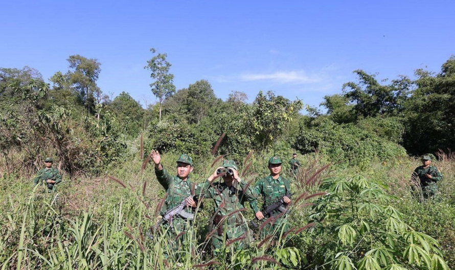 Bộ đội Biên phòng tổ chức đi tuần tra bảo vệ biên giới. 