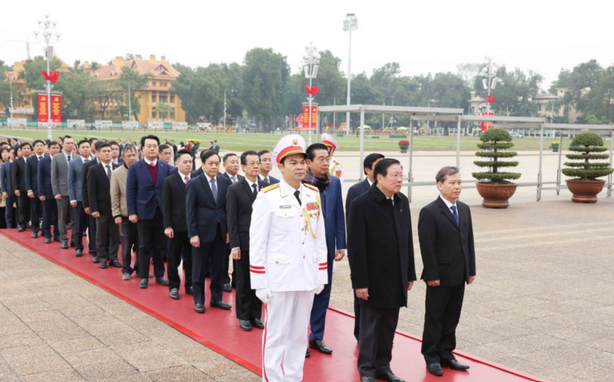 Đoàn cán bộ ngành nội chính Đảng vào Lăng viếng Chủ tịch Hồ Chí Minh. 