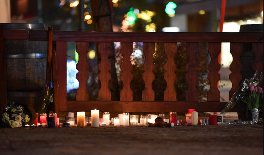 Đặt hoa và nến tưởng niệm các nạn nhân tại hiện trường vụ hỏa hoạn quán bar ở thị trấn nghỉ dưỡng Crans-Montana, Thụy Sĩ. 