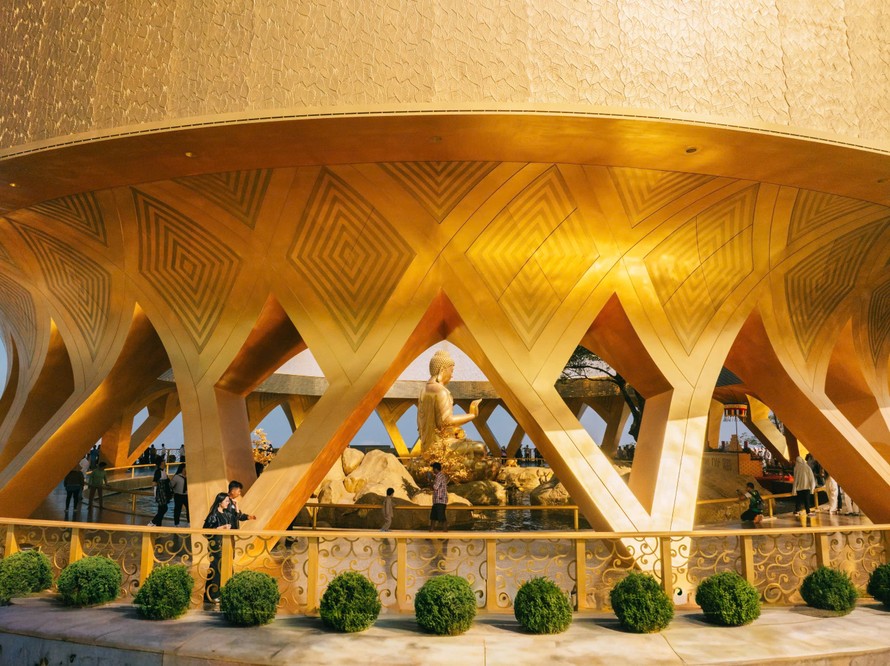 Vườn Ưu đàm và tượng Phật Câu Na Hàm Mâu Ni trong sắc vàng hoàng kim. Ảnh: Sun World Ba Den Mountain