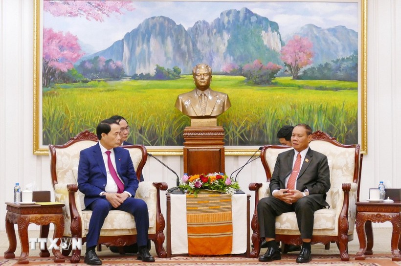 Đại tướng Vilay Lakhamfong, Ủy viên Bộ Chính trị, Thường trực Ban Bí thư (phải) tiếp Thượng tướng Lê Quốc Hùng, Ủy viên Trung ương Đảng, Thứ trưởng Bộ Công an Việt Nam sang chúc mừng