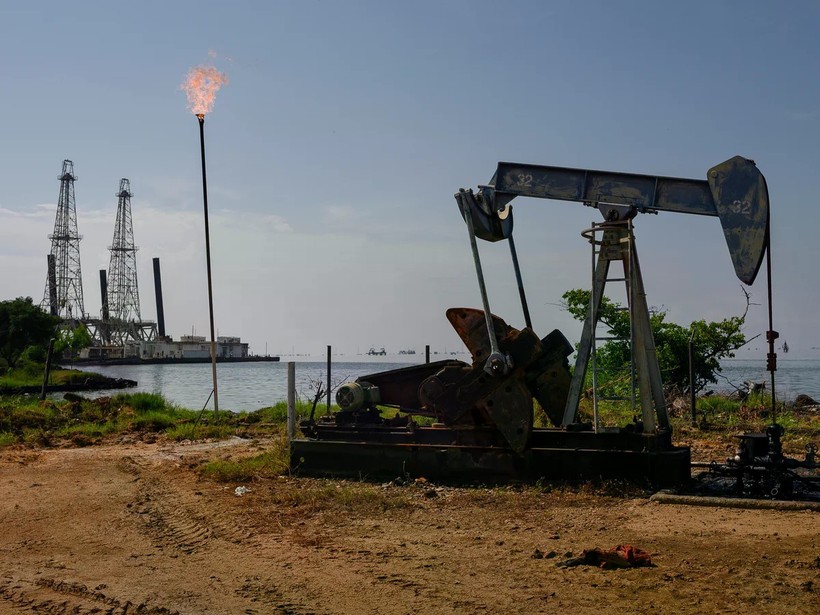 Một giàn khoan dầu trên hồ Maracaibo ở Cabimas, Venezuela.