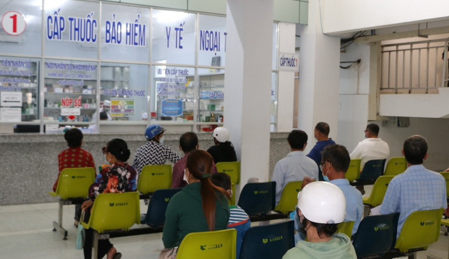 Bệnh nhân chờ nhận thuốc bảo hiểm y tế tại Bệnh viện đa khoa Bạc Liêu