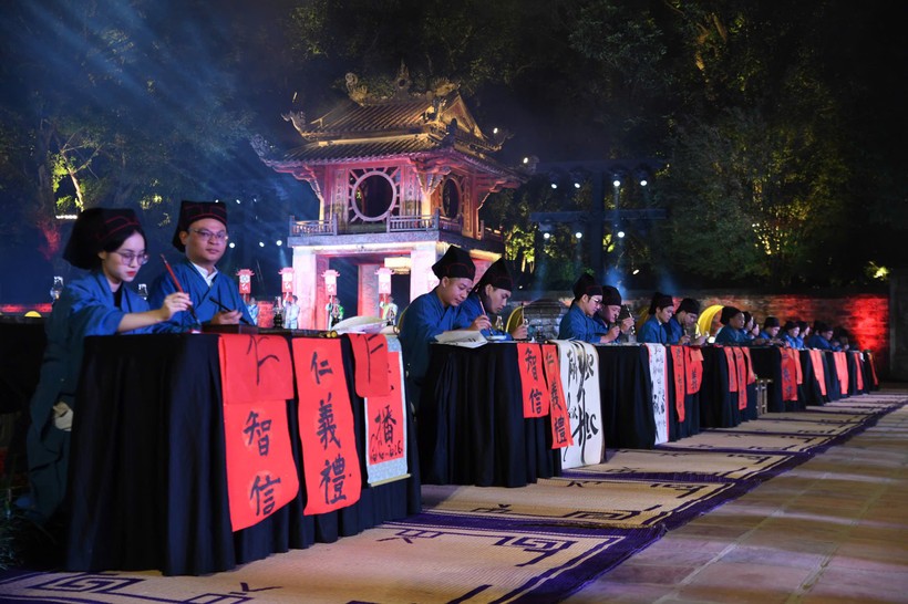 Các thầy đồ cho chữ tại không gian Văn Miếu-Quốc Tử Giám. 