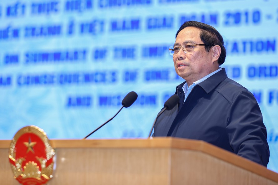 Thủ tướng biểu dương, đánh giá cao sự nỗ lực và kết quả trong công tác khắc phục hậu quả bom mìn trong 15 năm qua. Ảnh: VGP/Nhật Bắc