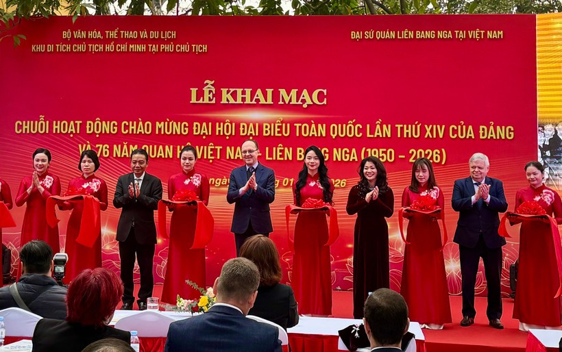 Đại biểu cắt băng khai mạc Chuỗi hoạt động chào mừng Đại hội lần thứ XIV của Đảng