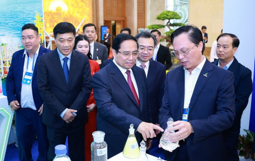 Thủ tướng Phạm Minh Chính tham quan trưng bày sản phẩm chuyển đổi xanh tại Diễn đàn Kinh tế Việt Nam 2025, triển vọng 2026. 