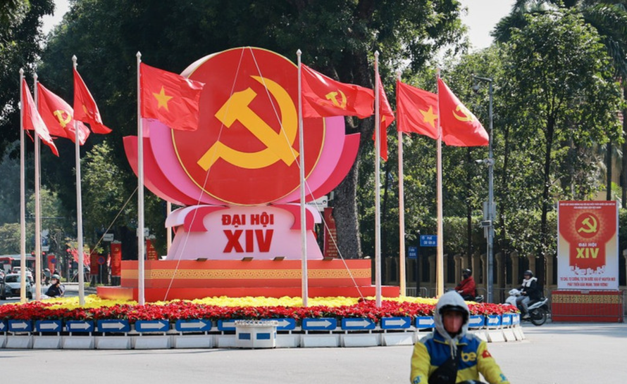 Biểu tượng búa liềm, cờ Đảng, cờ Tổ quốc được bố trí trang trọng tại nút giao Điện Biên Phủ-Độc Lập-Chu Văn An, chào mừng Đại hội đại biểu toàn quốc lần thứ XIV của Đảng.