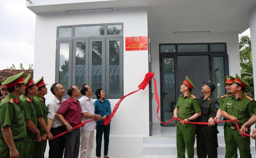 Công an tỉnh Khánh Hòa bàn giao nhà cho người dân vùng lũ. 