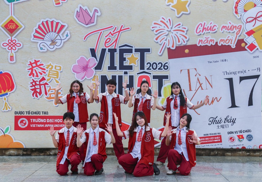 Tiết mục văn nghệ mở màn sự kiện. Ảnh: VJU