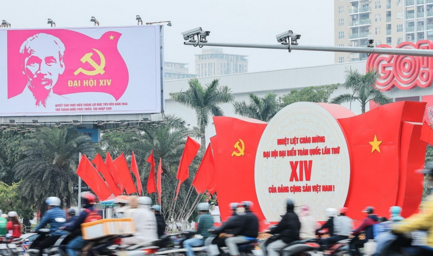 Không khí chào mừng Đại hội lan tỏa qua từng panô, bảng tuyên truyền trên đường phố Hà Nội.