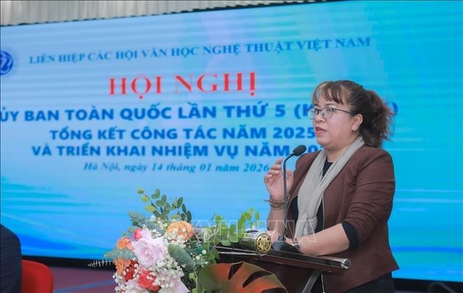 Chủ tịch Hội Văn học Nghệ thuật tỉnh Đắk Lắk Niê Thanh Mai trình bày tham luận